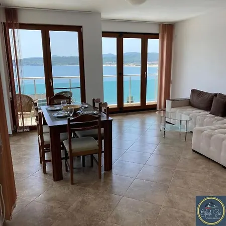 3 Bed Suite, Panoramic Sea Views Apartment *